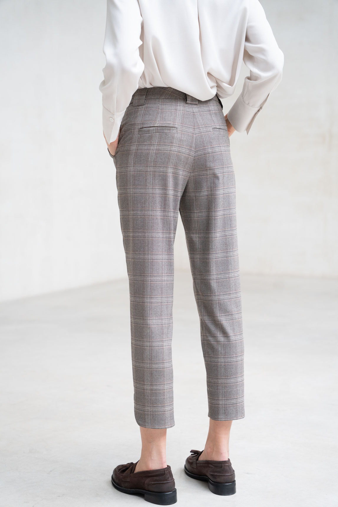 PANTALÓN SEMIRECTO BAJO ABIERTO GRIS Y BEIGE